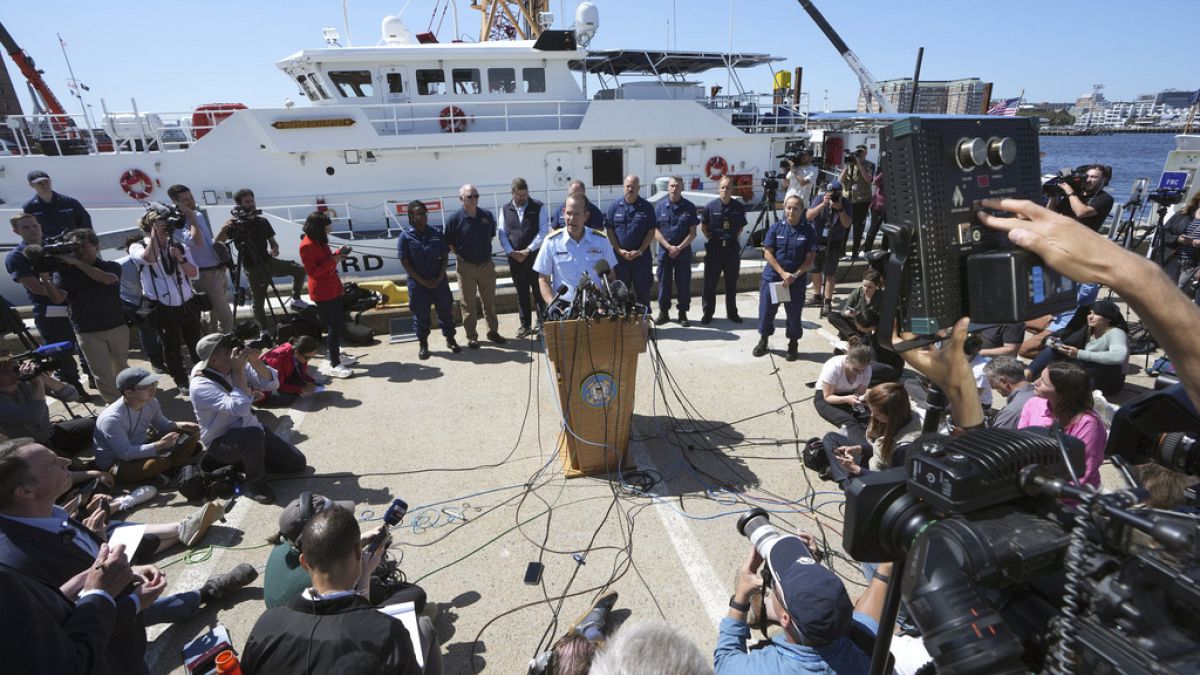 U.S. Coast Guard Admiral John Mauger spricht auf der Coast Guard Base Boston. 22. Juni 2023 