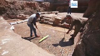 A tavaly, egy ház alatt megtalált mozaik újabb részeit tisztítják régészek Rasztán városában, 2023. június 22-én