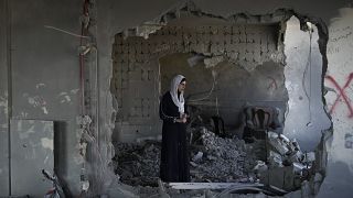 والدة أسير فلسطيني تعاين منزلها الذي فجره الجيش الإسرائيلي في نابلس