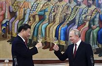 Az orosz és a kínai elnök koccintása - az EU lecsapna azokra,. akik segítenek a szankciók kijátszásában