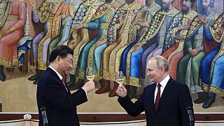 O presidente chinês (esq) tem dado uma ajuda importante à Rússia a nível comercial