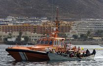 Muitos migrantes continuam a fazer a arriscada travessia do mar Mediterrâneo para chegar à Europa.
