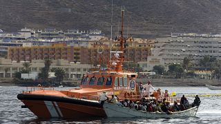 Muitos migrantes continuam a fazer a arriscada travessia do mar Mediterrâneo para chegar à Europa.