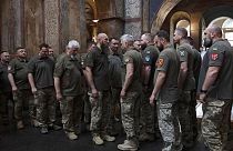 Ukrán katonák a templomban