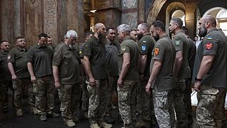 Ukrán katonák a templomban