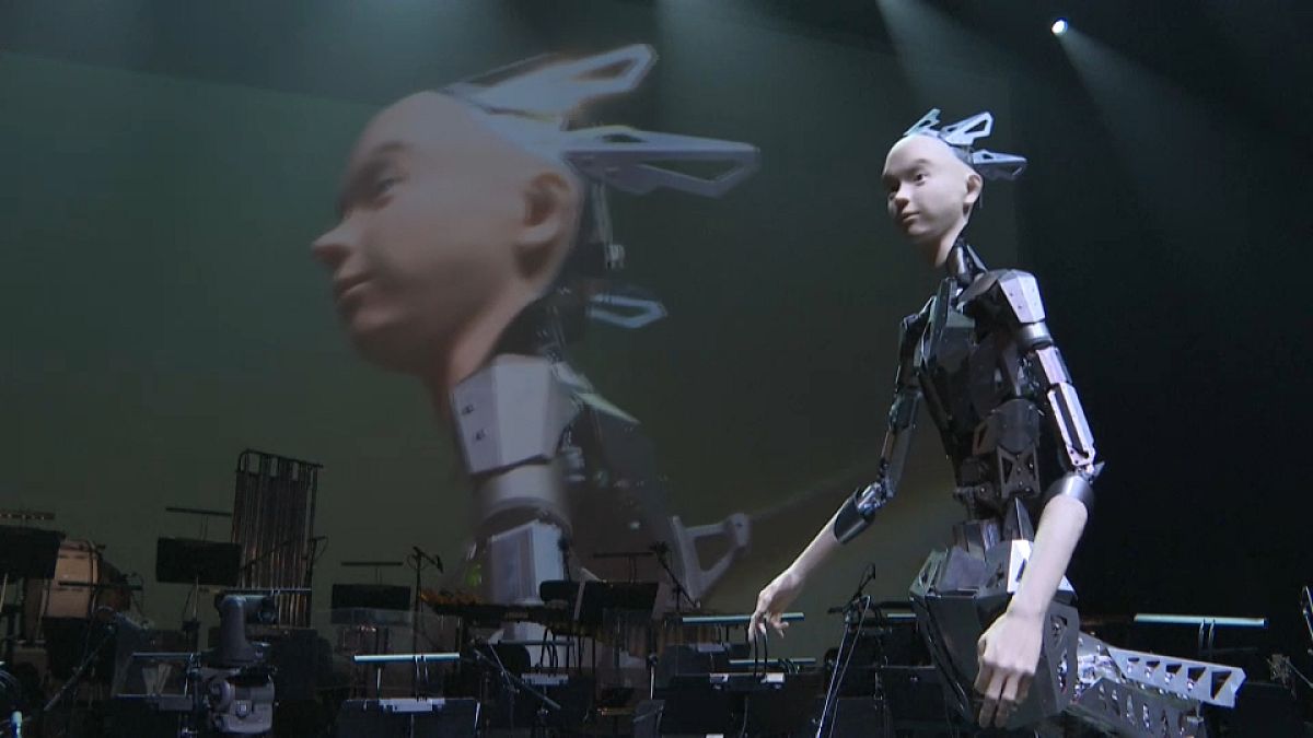 روبوت يقدم أداءه مع أوركسترا في مسرح شاتليه في باريس - فرنسا. 2023/06/19