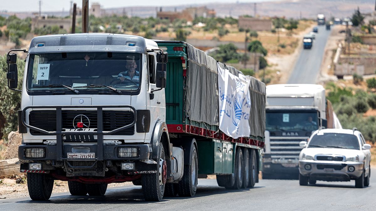 قافلة شاحنات لمساعدات تابعة للأمم المتحدة في طريقها إلى مدينة إدلب شمال غرب سوريا. 