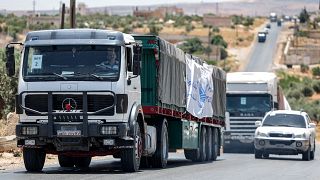 قافلة شاحنات لمساعدات تابعة للأمم المتحدة في طريقها إلى مدينة إدلب شمال غرب سوريا.