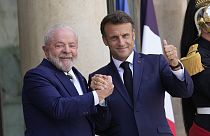 Los presidentes de Brasil, Lula da Silva, y de Francia, Emmanuel Macron, en la cumbre de clima y finanzas de París, Francia.
