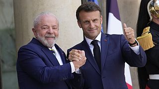 Los presidentes de Brasil, Lula da Silva, y de Francia, Emmanuel Macron, en la cumbre de clima y finanzas de París, Francia. 