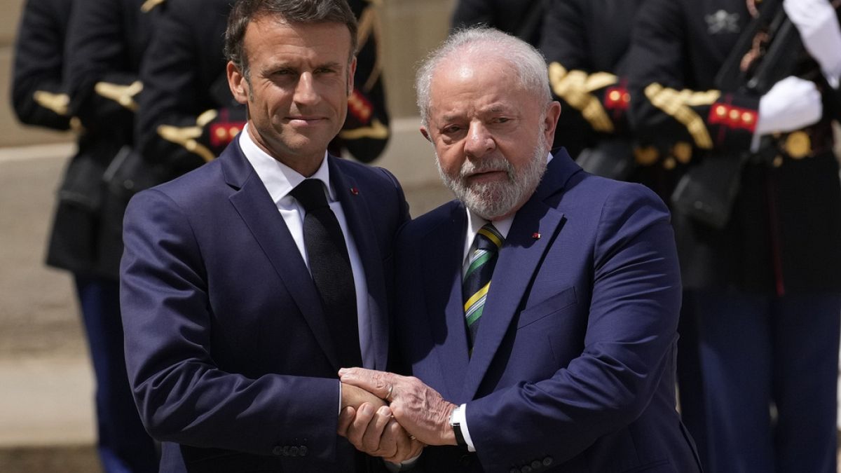 Macron, francia és Lula, brazil elnök kézfogója Párizsban