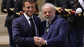 Macron, francia és Lula, brazil elnök kézfogója Párizsban