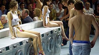  Къде е сапунът? Моделите демонстрират бельото си по време на мъжката сбирка пролет/лято на Dolce & Gabbana Колекция 2005 година, Милано, Италия, 29 юни 2004 година 