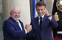 Fransa Cumhurbaşkanı Emmanuel Macron (sağda) ve Brezilya Devlet Başkanı Luiz Inacio Lula da Silva