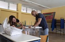 Προετοιμασίες σε εκλογικό κέντρο στην Αθήνα