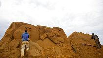 Un escultor manos a la obra en la playa de Middelkerke