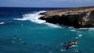 جثث المهاجرين من حطام سفينة شوهدت بعد عدة أيام في خليج صخري في جزيرة كيثيرا، جنوب اليونان. 2022/10/07