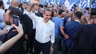 Ο πρόεδρος της Νέας Δημοκρατίας Κυριάκος Μητσοτάκης (Κ) χαιρετάει τον κόσμο, προσερχόμενος στην κεντρική προεκλογική συγκέντρωση της Νέας Δημοκρατίας στο Σύνταγμα, Αθήνα