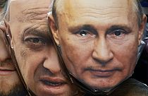 Masken des russischen Präsidenten Putin und des Wagner-Boss Prigoschin  in einem Souvenirladen in St. Petersburg.