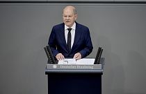 المستشار الألماني أولاف شولتز يلقي كلمة أمام البرلمان الألماني قبل اجتماع المجلس الأوروبي في مبنى الرايخستاغ في برلين، ألمانيا، 22 يونيو 2023.