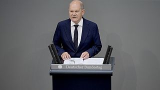 المستشار الألماني أولاف شولتز يلقي كلمة أمام البرلمان الألماني قبل اجتماع المجلس الأوروبي في مبنى الرايخستاغ في برلين، ألمانيا، 22 يونيو 2023.