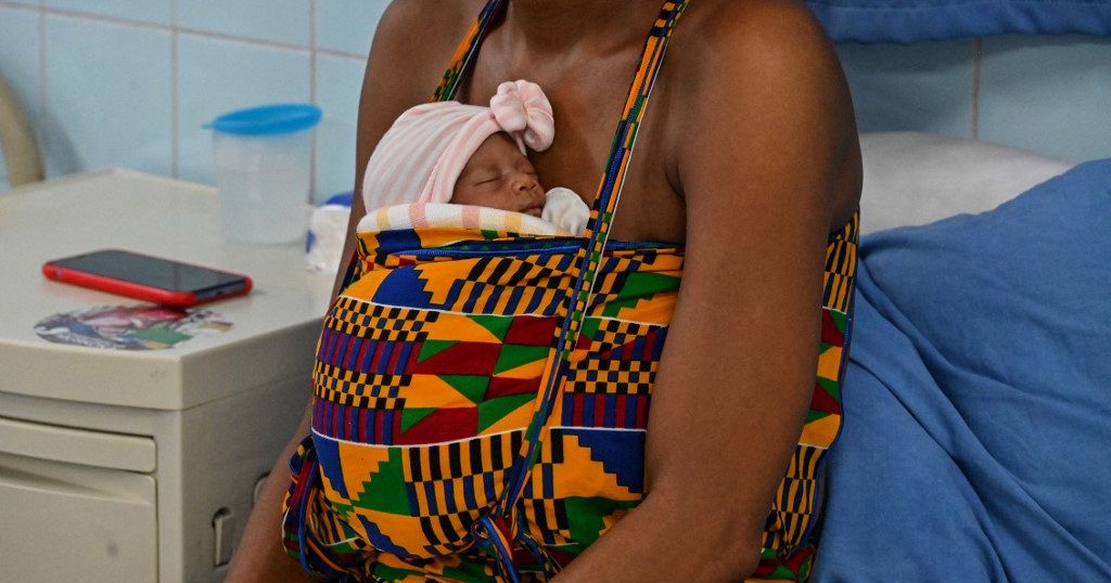 Côte d’Ivoire: A hospital saves premature babies with the “Kangaroo method”