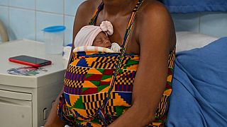 Côte d'Ivoire : la méthode "kangourou" pour sauver les bébés prématurés