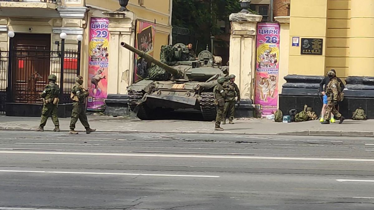 Wagner grubunun kontrolü ele geçirdiğini bildirdiği Rostov kentinde Rus askeri aracı 