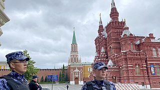 Guardas patrulham a zona do Kremlin