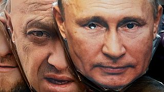 Des masques représentant le président russe Vladimir Poutine, et le patron de Wagner Evguéni Prigojine