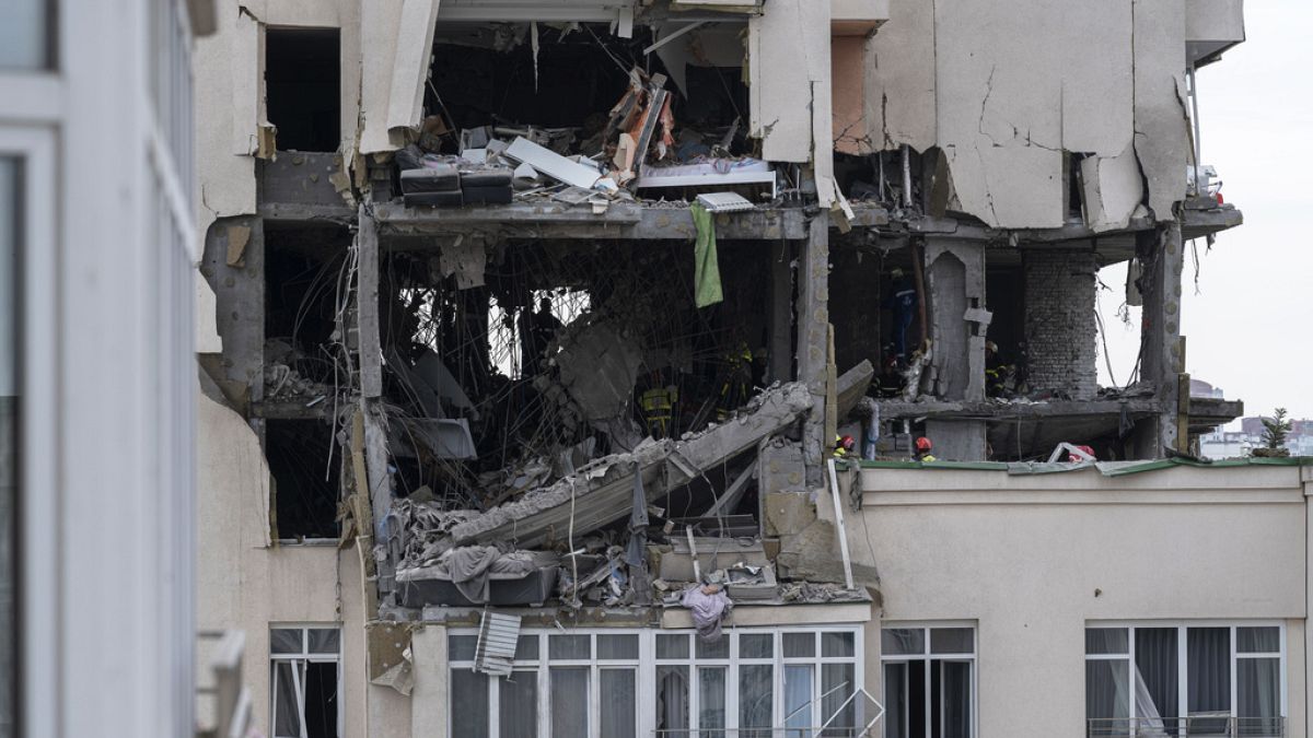 Destrucción en un edificio de Kiev tras el ataque ruso de este sábado de madrugada. Ucrania