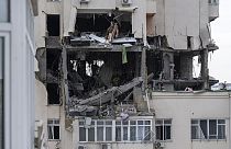 Destrucción en un edificio de Kiev tras el ataque ruso de este sábado de madrugada. Ucrania