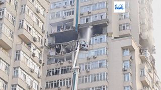 Разрушенные обломками ракеты этажи жилого дома в Соломенском районе Киева