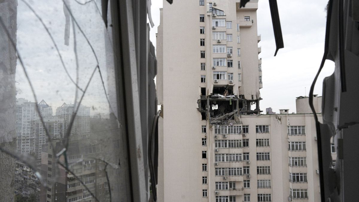 Drei ober Stockwerke des Wohnhauses in Kiew wurden getroffen
