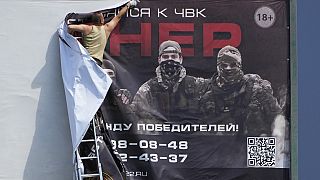 Werbe-Poster für Wagner-Gruppe wird in St. Petersburg in Russland entfernt