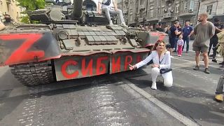 Eine junge Frau in Rostow am Don vor einem Panzer am 24. Juni 2023