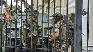 Mercenarios del Grupo Wagner vigilan una zona en el cuartel general del Distrito Militar Sur en Rostov del Don, Rusia