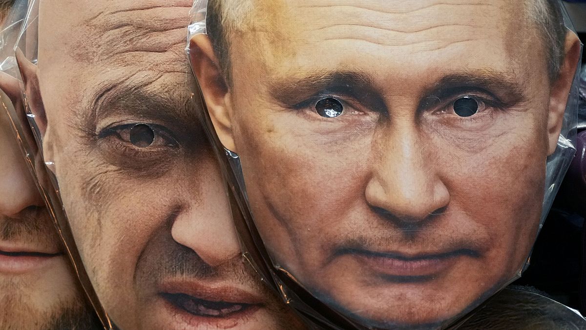 Máscaras con la imagen del presidente ruso Vladimir Putin, a la derecha, y Yevgeny Prigozhin, en San Petersburgo, Rusia, el domingo 4 de junio de 2023.