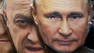 Máscaras com as faces de Yevgeny Prigozhin e Vladimir Putin