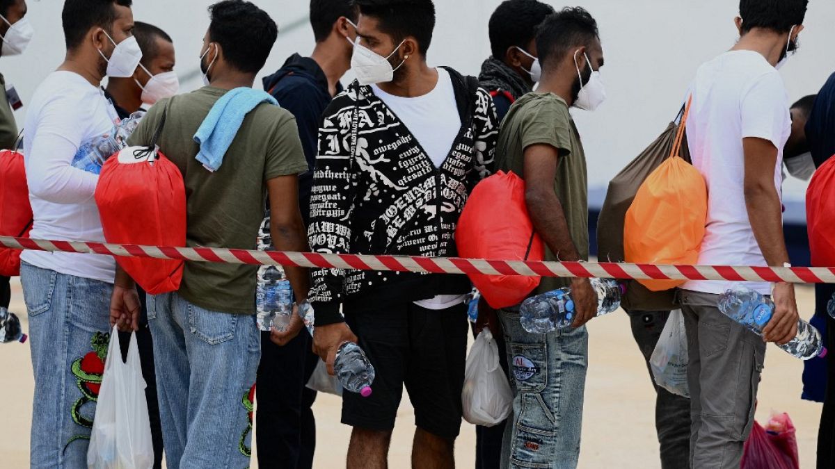 Migranten warten auf Lampedusa auf ihre Verteilung in Flüchlingszentren
