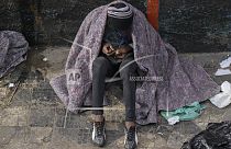 Un drogodependiente consume en la calle.