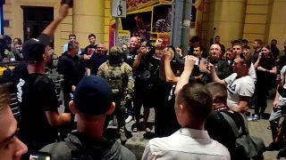 سكان مدينة روستوف الروسية يهتفون لمقاتلي فاغنر عند انسحابهم