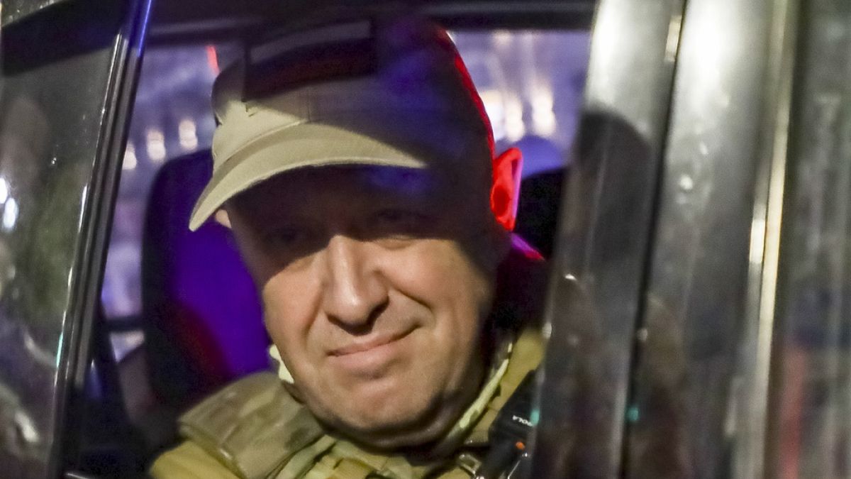 Askeri aracın içerisinde oturan Wagner patronu Yevgeny Prigozhin, Rostov kentinden ayrıldı 
