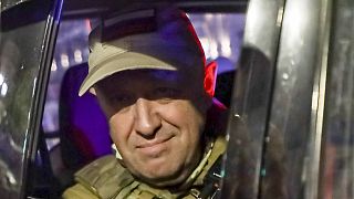 Askeri aracın içerisinde oturan Wagner patronu Yevgeny Prigozhin, Rostov kentinden ayrıldı