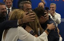 Kyriakos Mitsotakis, Vorsitzender der Mitte-Rechts-Partei Nea Dimokratia, umarmt seine Familie in der Parteizentrale in Athen, Griechenland, Sonntag, 25. Juni 2023.