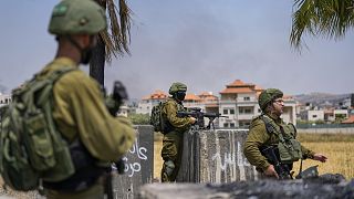 Izraeli katonák őrködnek a ciszjordániai Turmus Ayya városnál