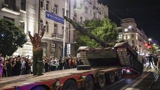 "Вагнер" загружают свой танк в грузовик в Ростове-на-Дону