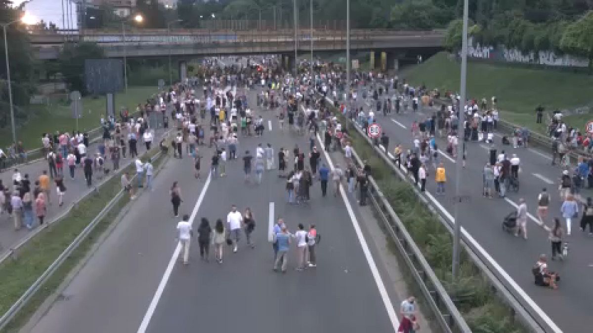 Tüntetők által eltorlaszolt autópálya Belgrádnál 2023. június 24-én
