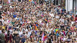Pride-felvonulás a skóciai Edinburgh belvárosában 2023. június 24-én