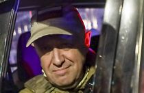 Jevgenyij Prigozsin, a zsoldoscsapat vezetője Rosztovban, egy katonai járműben